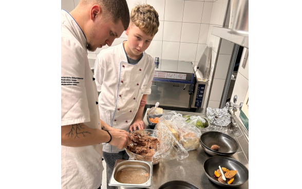 Kochlehrling und Schnupperstift in der Küche des Campus BAZG Liestal