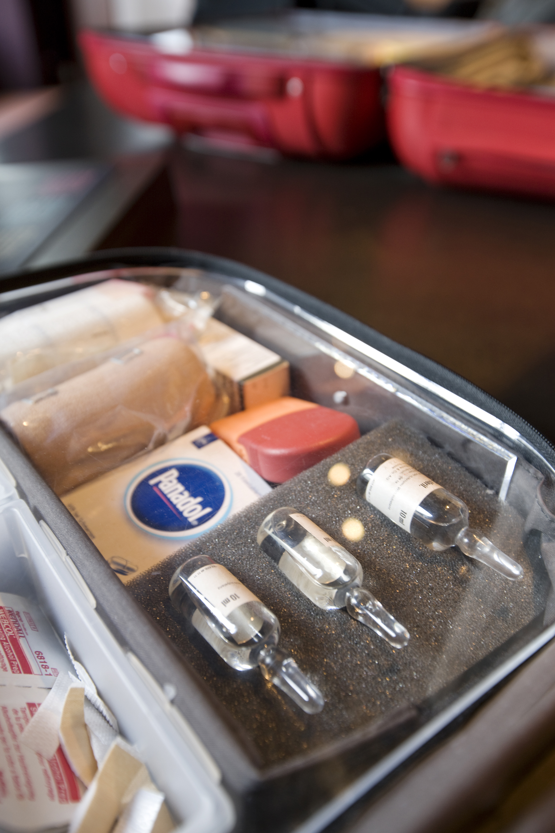 Ein Reisekoffer gefüllt mit Doping in Ampullen