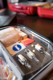 Ein Reisekoffer gefüllt mit Doping in Ampullen