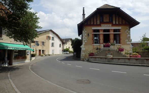 Dorfstrasse in Chancy zur Mittagszeit