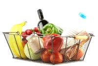 Einkaufskörbchen mit Früchten, Gemüse, Milchprodukten und Wein