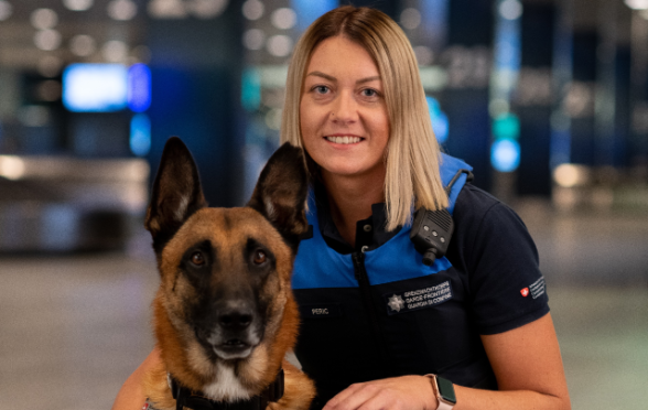 Hund und Hundeführerin am Flughafen