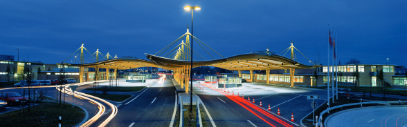 Un poste-frontière sur une autoroute la nuit